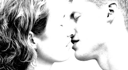 daily-updaters-kissing-good-for-health